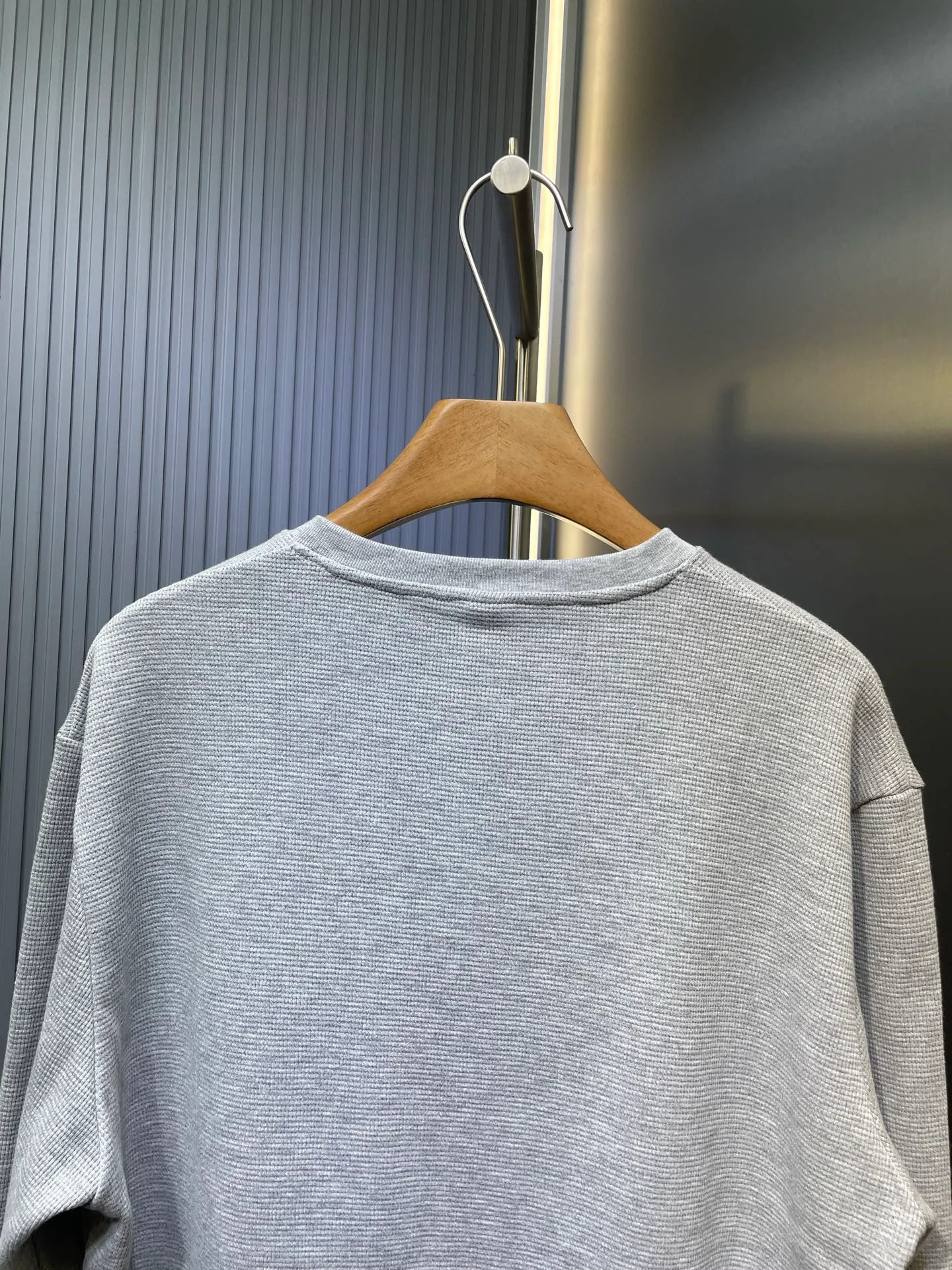 P420 Chrome Heart*🌟 Chrome Heart 25 patchwork leather Henry collar waffle sweatshirt. The fabric is made of 350g cotton waffle double-layer material before washing (to distinguish low-weight, cut corners and non-pure cotton market products). The silver buckles and scrolls are made of bronze and real silver (the materials have reached 300+ quality in the market). The leather label is still made of genuine imported lambskin. The most important thing is that the leather is hand-extended and stitched (the cost of handwork is high) in the fabric and hardware A lot of effort has been put into the craftsmanship. The top quality in the market. The industry benchmark is only owned by a few people. Size: s m l